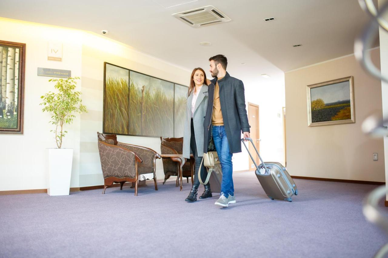 Hotel Premier Aqua - Adults Only ヴルドニーク エクステリア 写真 A couple checking into a hotel