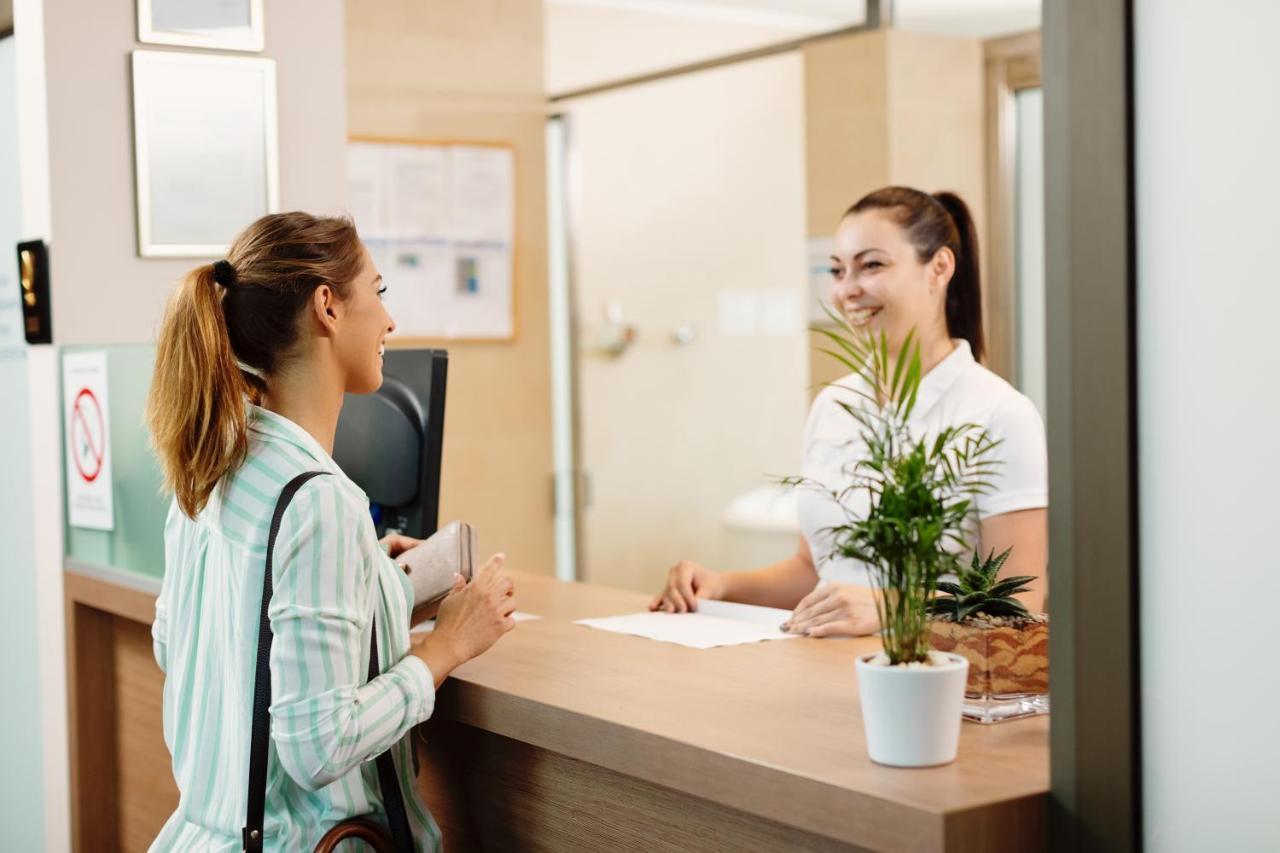 Hotel Premier Aqua - Adults Only ヴルドニーク エクステリア 写真 Receptionist at work