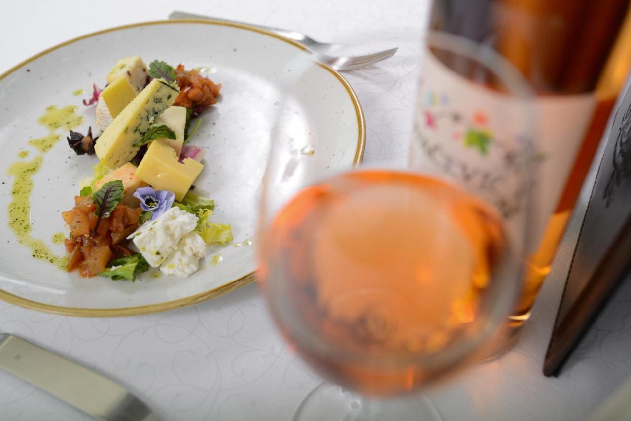 Hotel Premier Aqua - Adults Only ヴルドニーク エクステリア 写真 A glass of rosé wine