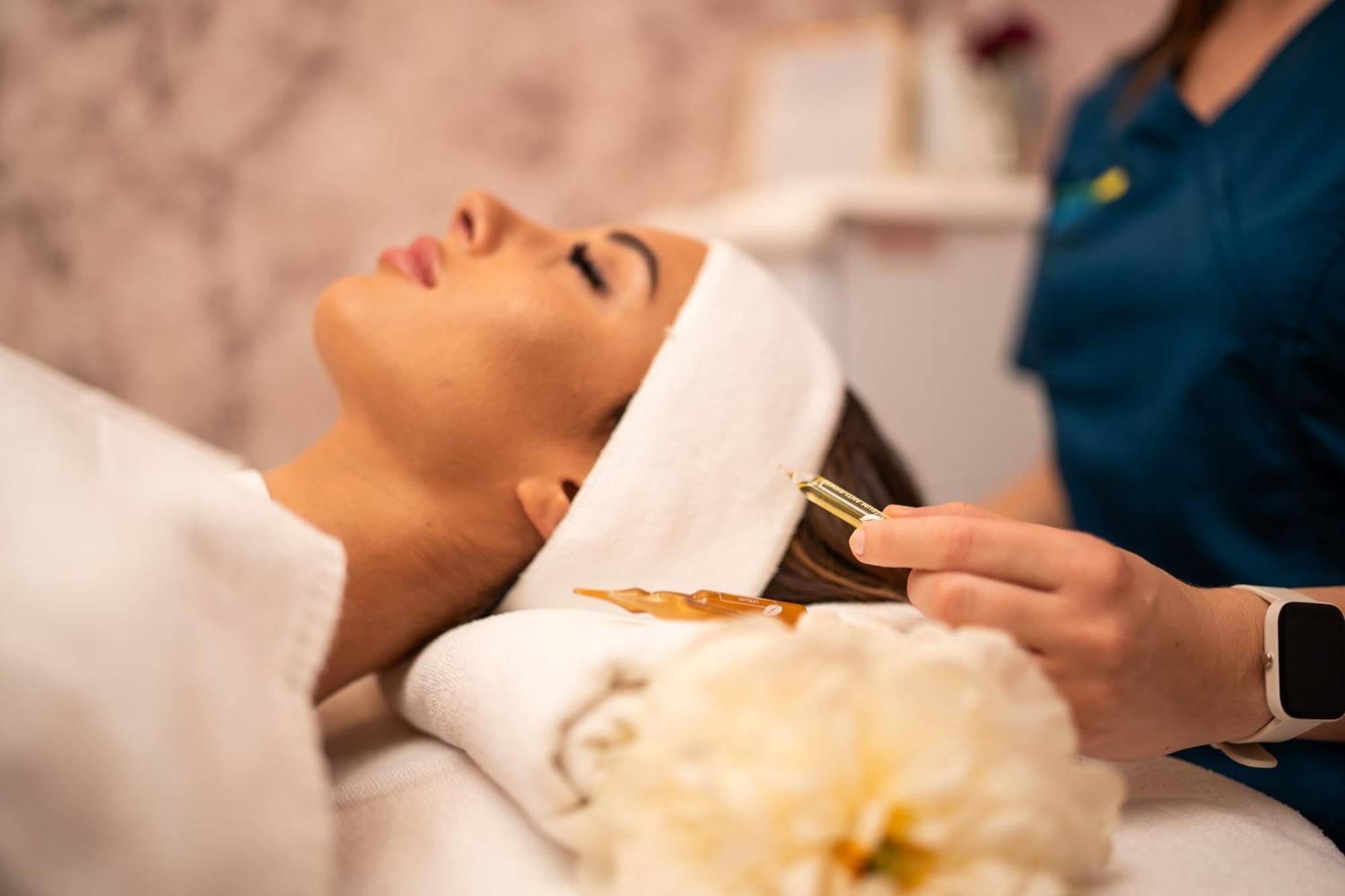 Hotel Premier Aqua - Adults Only ヴルドニーク エクステリア 写真 A woman receiving a facial treatment