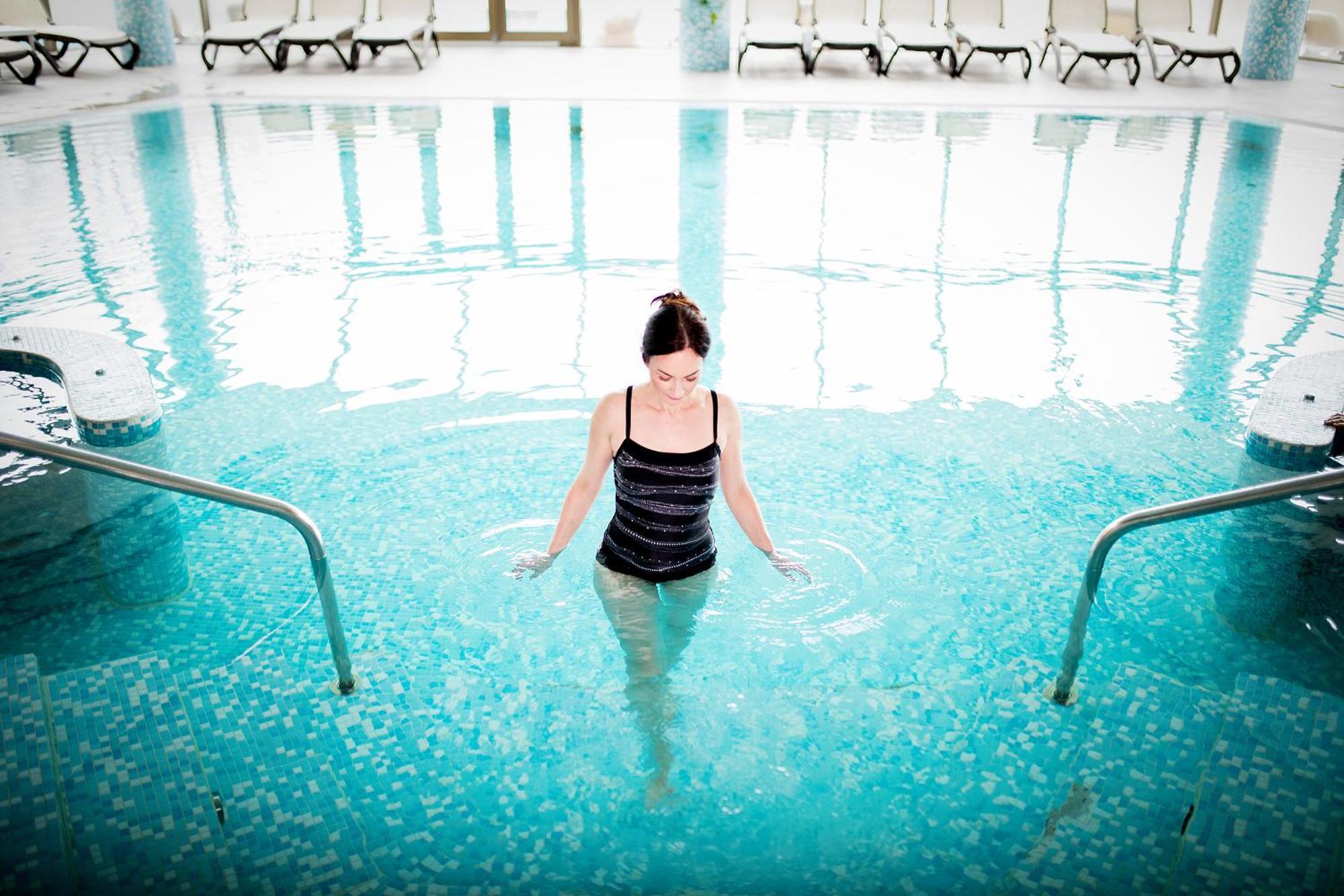 Hotel Premier Aqua - Adults Only ヴルドニーク エクステリア 写真 A woman in a swimming pool
