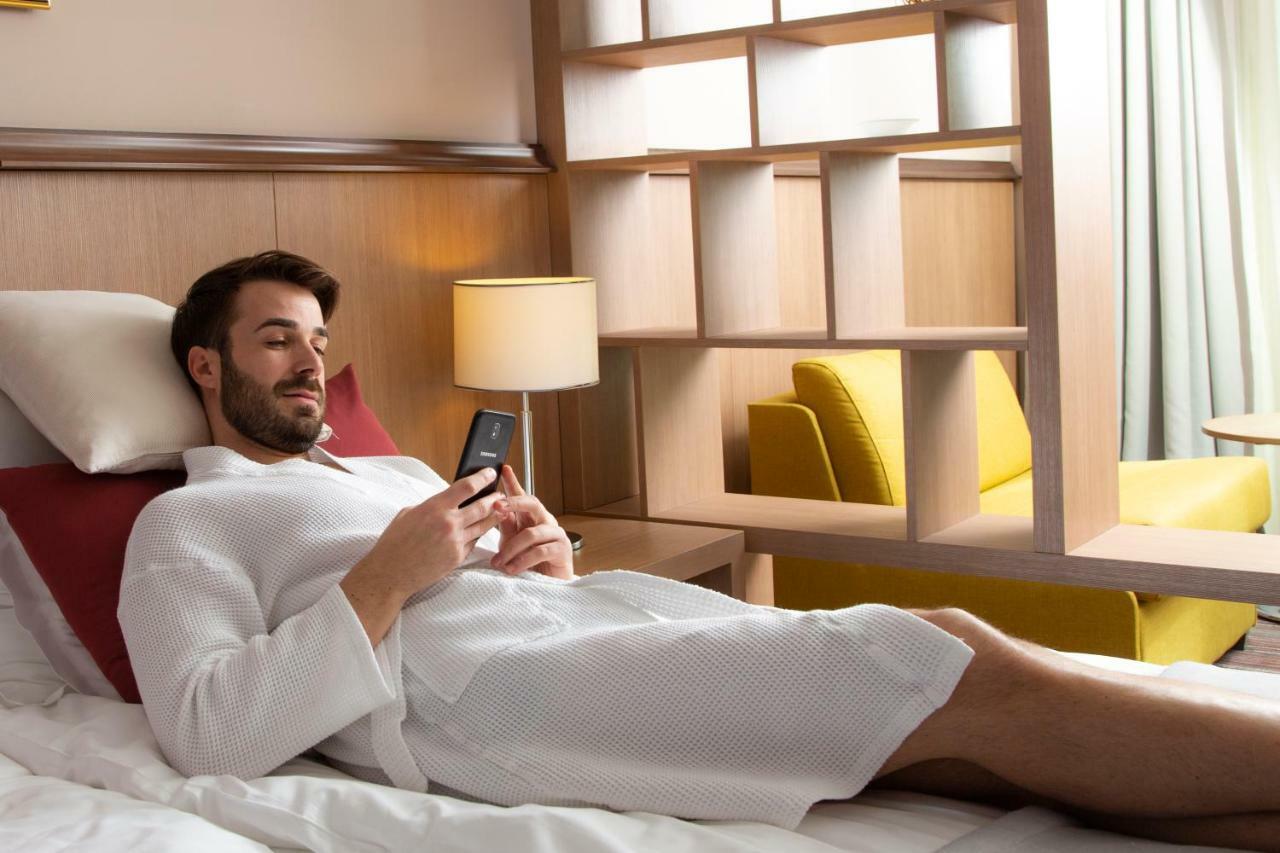 Hotel Premier Aqua - Adults Only ヴルドニーク エクステリア 写真 A man wearing a bathrobe
